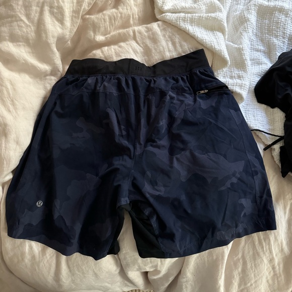 Lululemon Men’s Workout Shorts Size L - Picture 2 of 3
